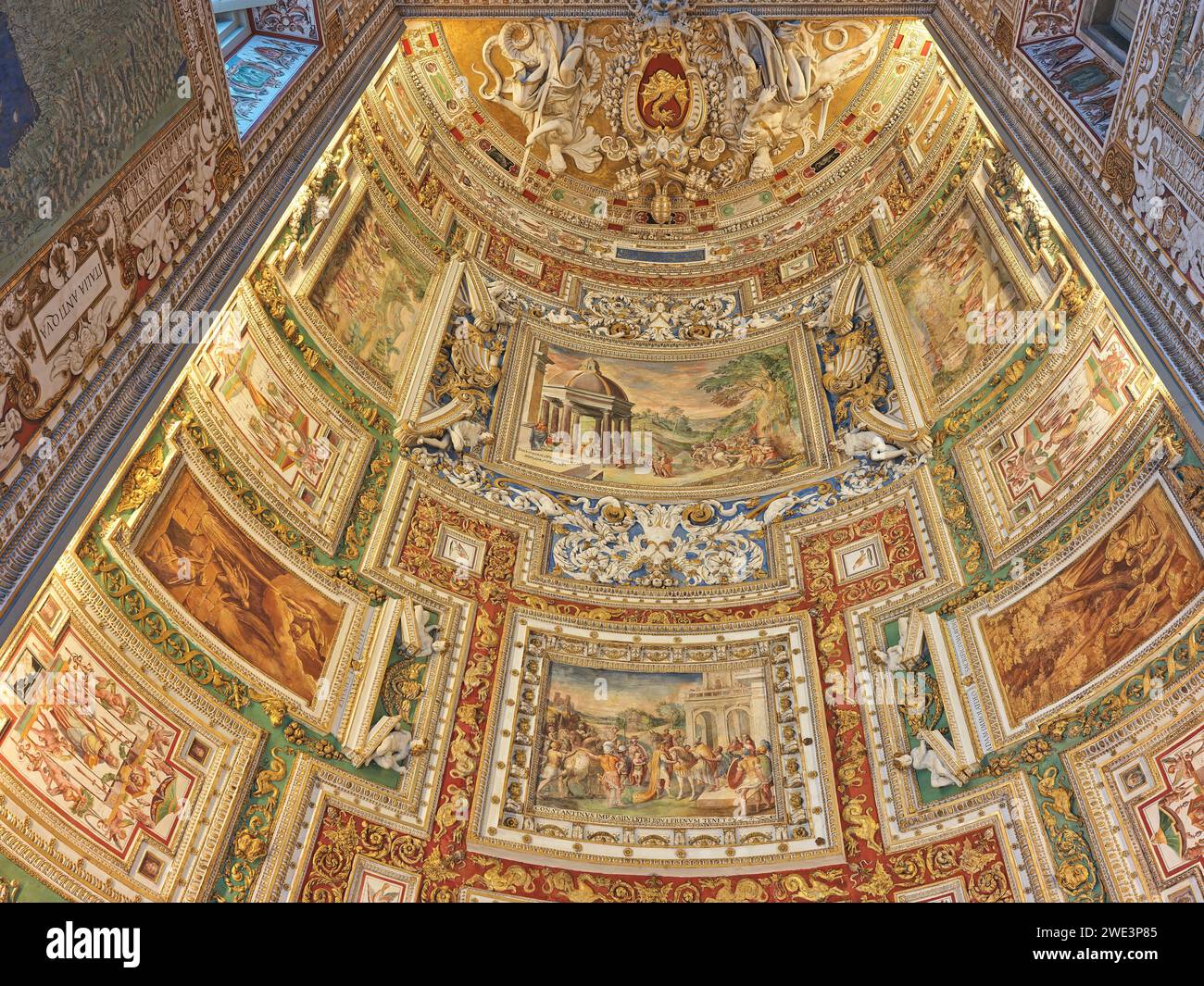 Dipinti e decorazioni sul soffitto nella galleria di mappe geografiche, Musei Vaticani, Roma, Italia. Foto Stock