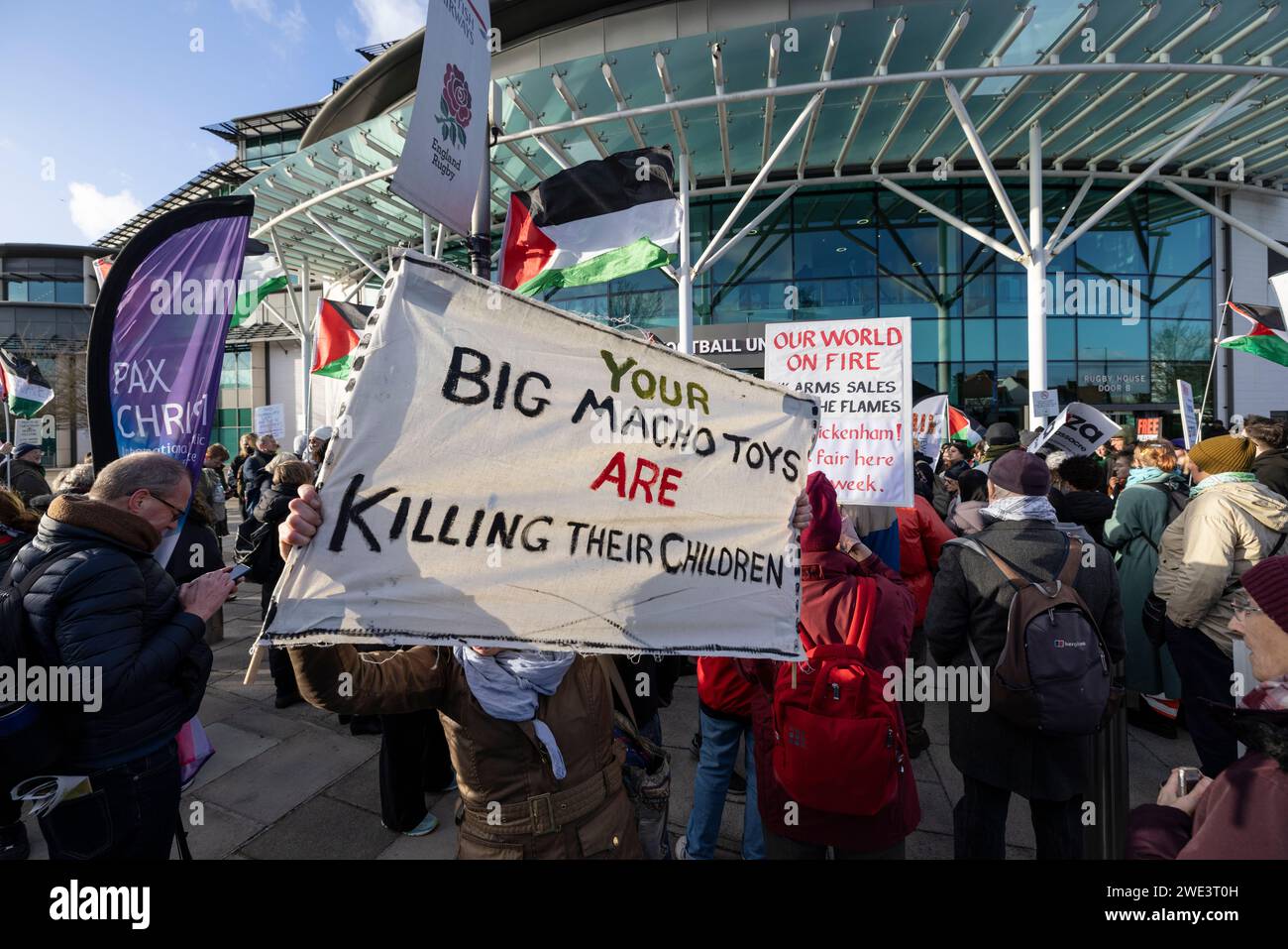 Manifestanti pro-Palestina AZIONE PALESTINESE prendere parte a manifestazioni contro l'esposizione di armi militari al Twickenham Rugby Stadium, Southwest London. Foto Stock