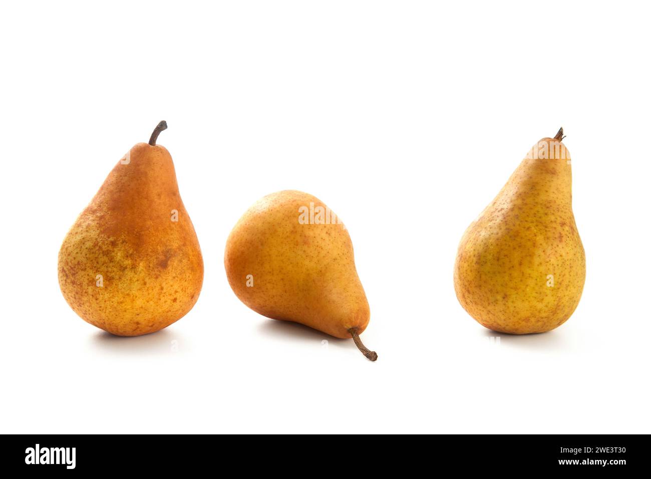 Tre frutti di pera maturi e succosi con ombre morbide isolate su sfondo bianco con percorso di ritaglio. Foto Stock