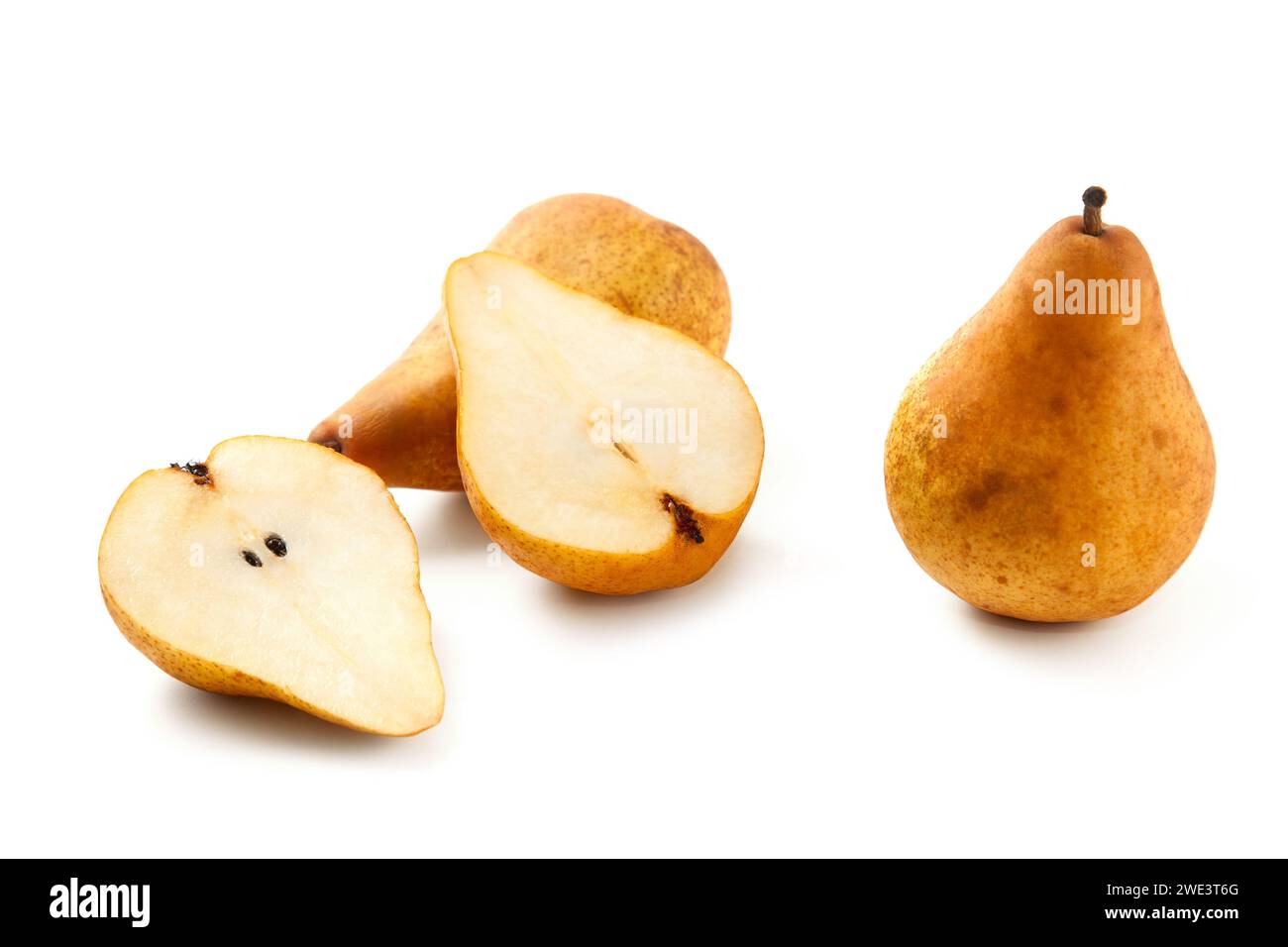 Due metà e interi di frutti di pera maturi e succosi con ombra morbida isolata su sfondo bianco con percorso di ritaglio. Foto Stock