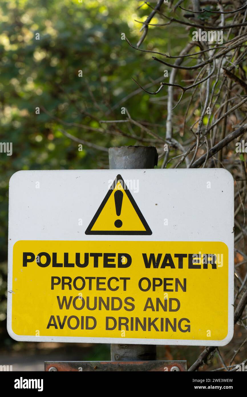 Cartello per l'acqua inquinata presso River Mole, Surrey, Regno Unito Foto Stock