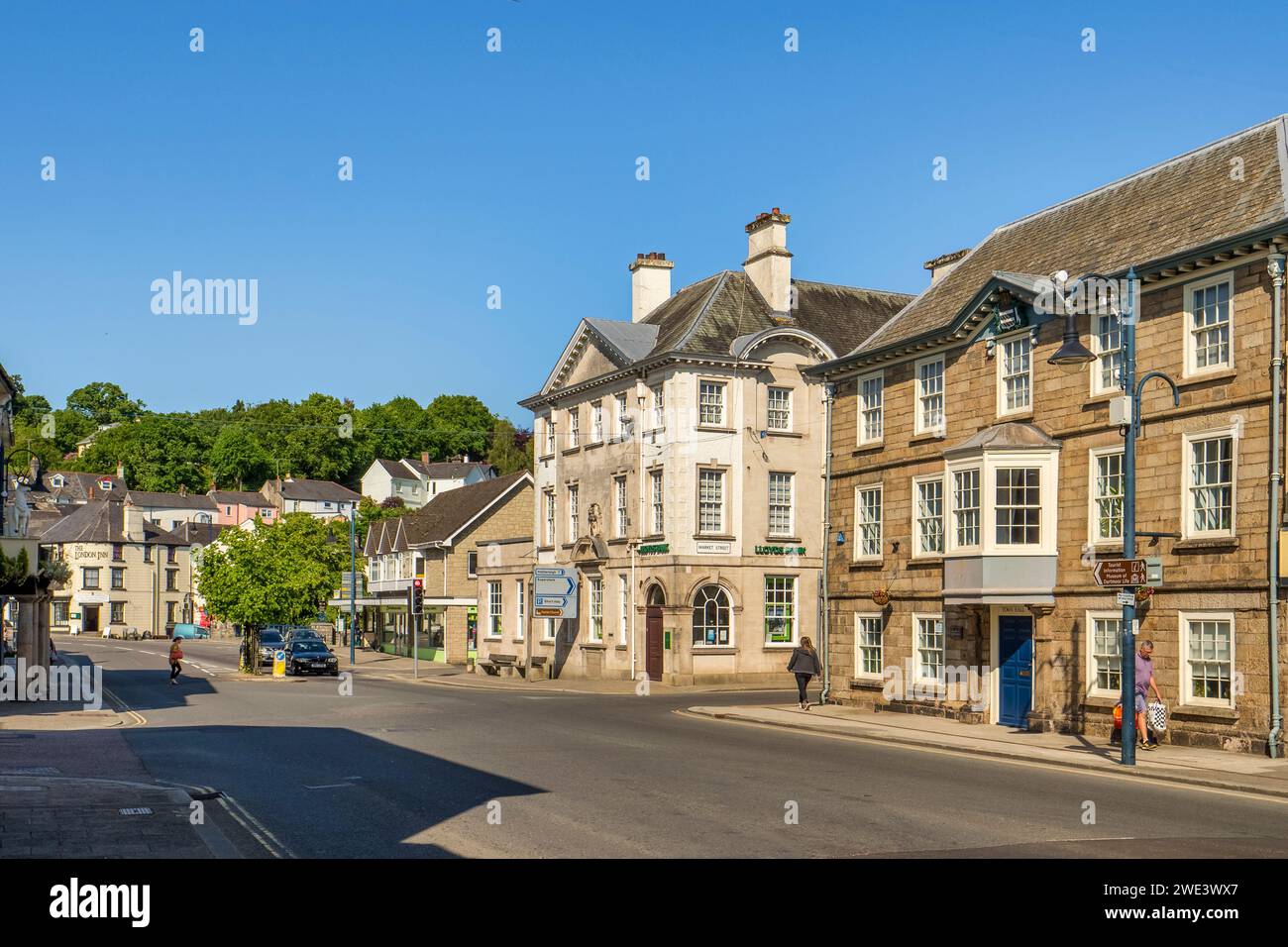 3 giugno 2023: Okehampton, Devon, Regno Unito - Fore Street nel centro di Okehampton, una storica città commerciale sul confine nord di Dartmoor. L'edificio... Foto Stock
