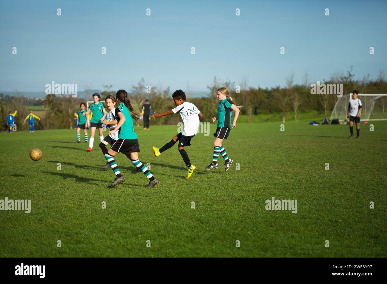 Bambini che giocano ad una partita di calcio Foto Stock