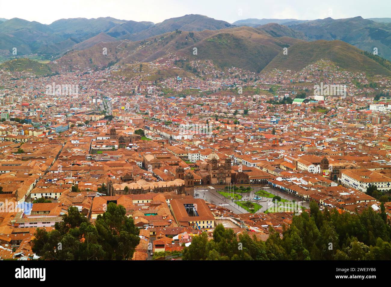 Splendida vista aerea di Plaza de Armas sotto la pioggia di luce, vista dalla Cittadella di Sacsayhuaman, Cusco, Perù e Sud America Foto Stock