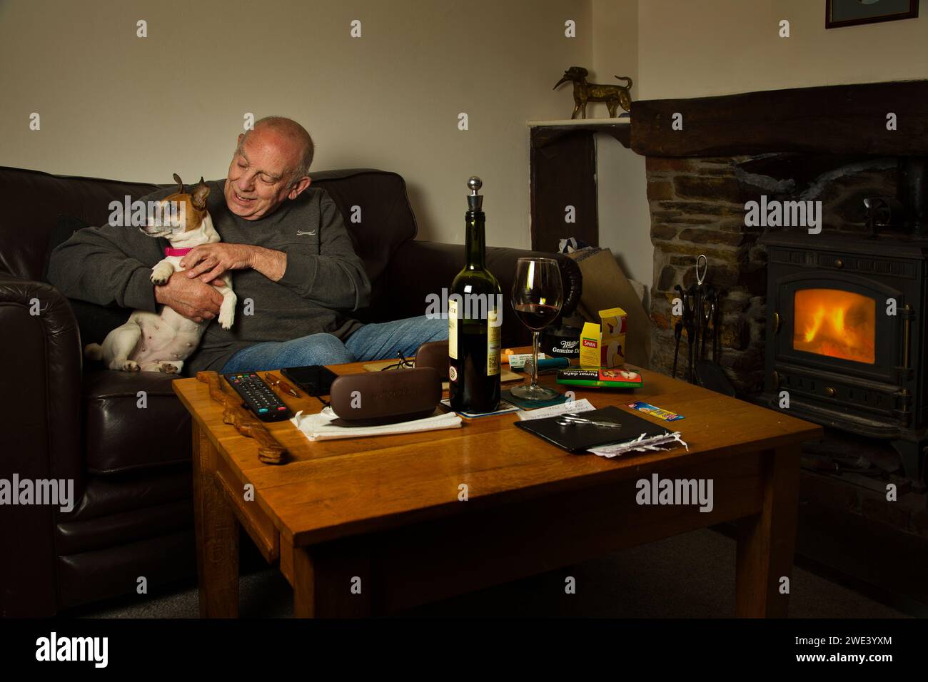 Vecchio con il suo cane da compagnia Foto Stock