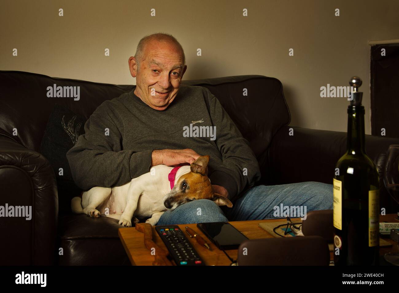 Vecchio con il suo cane da compagnia Foto Stock