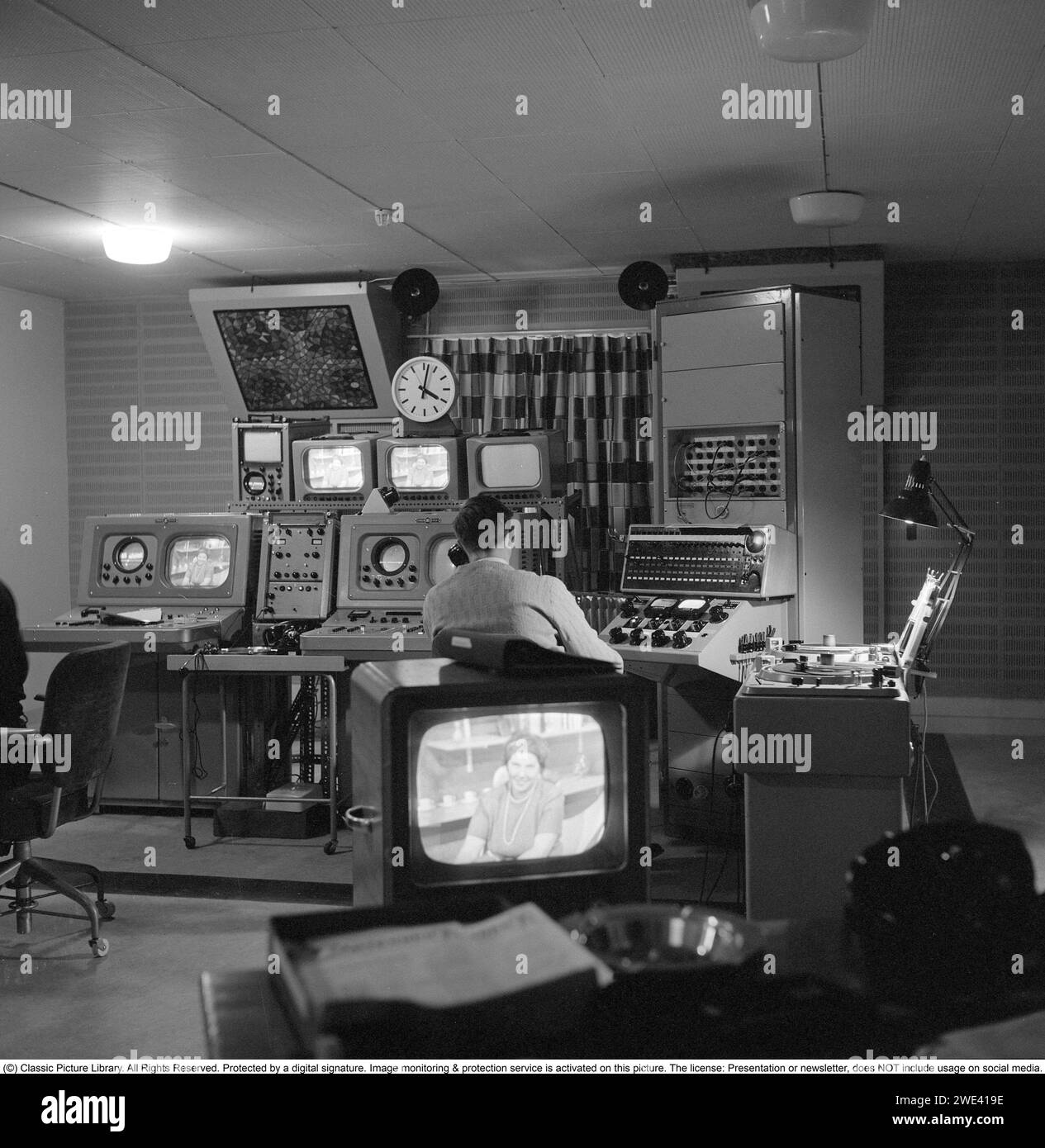 TV History 1958. Radio TV svedese su Valhallavägen a Stoccolma, febbraio 1958. Un interno dalla sala di controllo dove due uomini sono visti supervisionare la registrazione nello studio televisivo. Rif. Conard 3674 Foto Stock