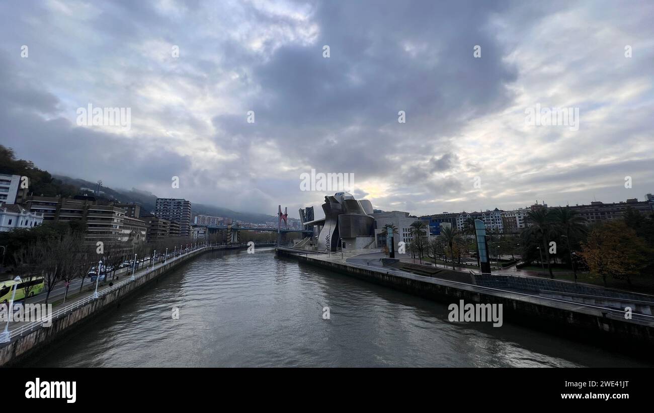 Estuario di Bilbao con il museo Guggenheim Foto Stock