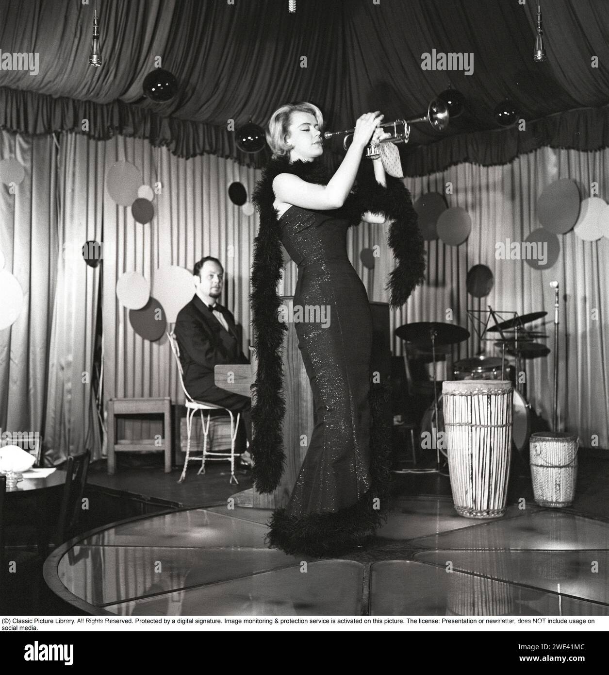 Cilla Ingvar (1931-1998) artista di rivista svedese e dipendente della radio. 1960. Kristoffersson rif. CR3-4 Foto Stock