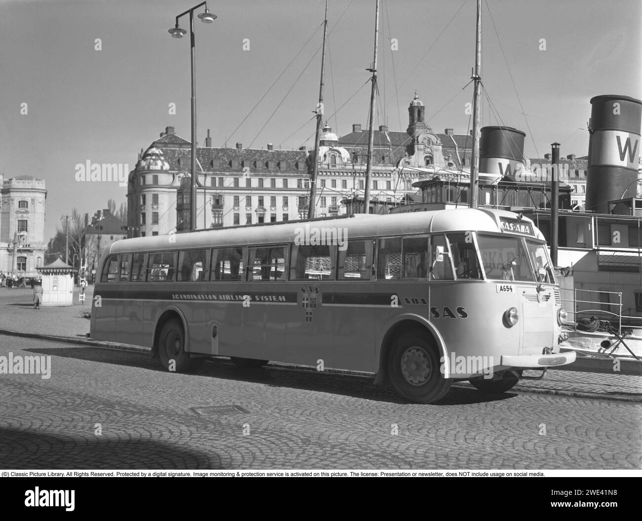 La compagnia Hägglund e i figli a Örnsköldsvik. A quel tempo, la società si chiamava fabbrica di carpenteria, con la produzione di autobus, tram, ecc. La foto è stata scattata a Nybrokajen a Stoccolma con alcune delle barche della compagnia Waxholm visibili sulla destra. Il suggestivo edificio del teatro può essere visto sulla sinistra. Un autobus Scania Vabi dove Hägglund e Sons costruirono la carrozzeria e gli interni nel 1949. L'autobus con numero di registrazione A654 è contrassegnato con l'emblema e il logo della compagnia aerea SAS. Kristoffersson rif. 238A-26 Foto Stock