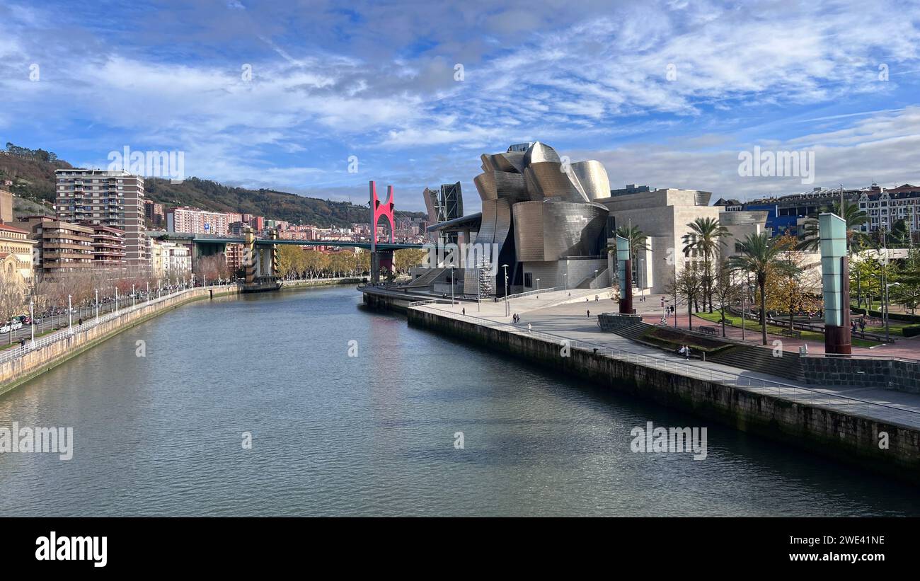 Estuario di Bilbao con il museo Guggenheim Foto Stock
