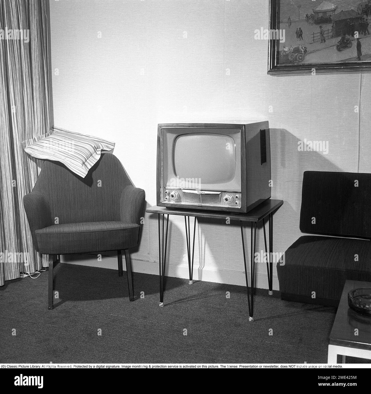 Televisione negli anni '1950 Un vecchio televisore in legno di design d'epoca con la sola possibilità di visualizzare trasmissioni televisive in bianco e nero. Le manopole sulla parte anteriore controllano l'immagine e l'audio. Si trova sul tipico supporto di gambe metalliche. 1956 Svahn rif. SVA1 Foto Stock