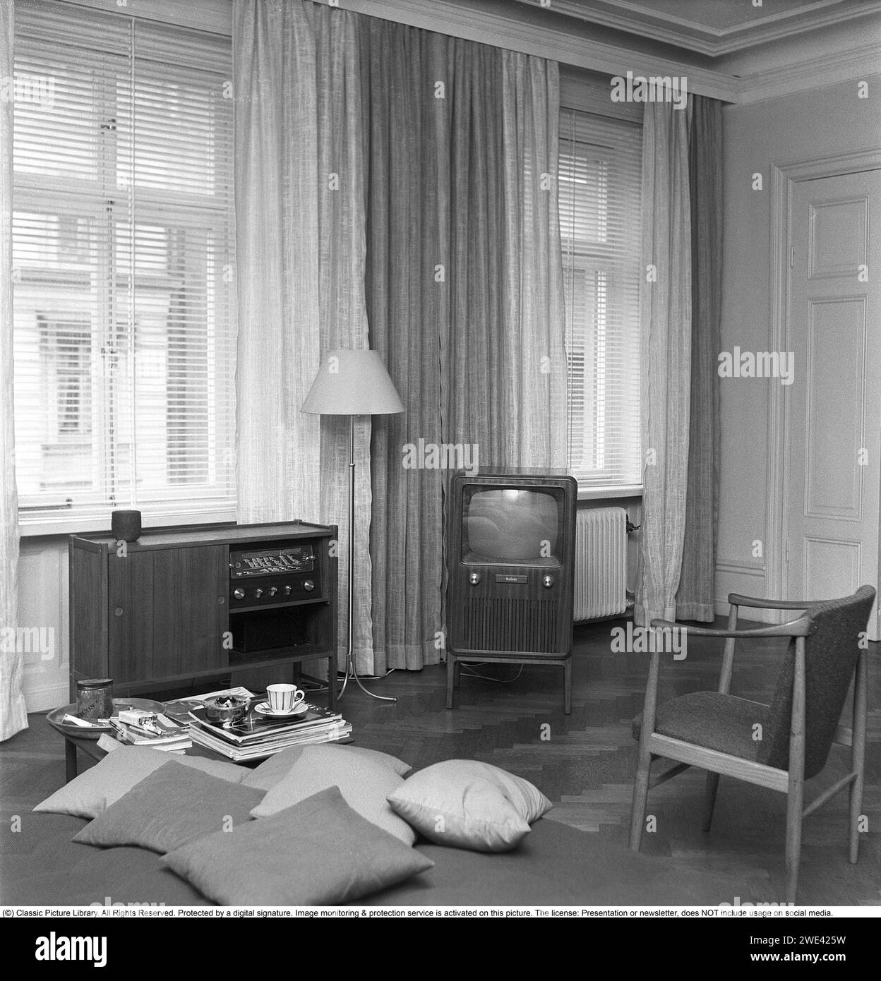 TV negli anni '1950 Un primo set televisivo realizzato da Motorola in un cabinett in legno dal design del periodo con la sola possibilità di visualizzare le trasmissioni televisive in bianco e nero. Le manopole sulla parte anteriore controllano le immagini e l'audio. 1956 Svahn rif. SVA2 Foto Stock