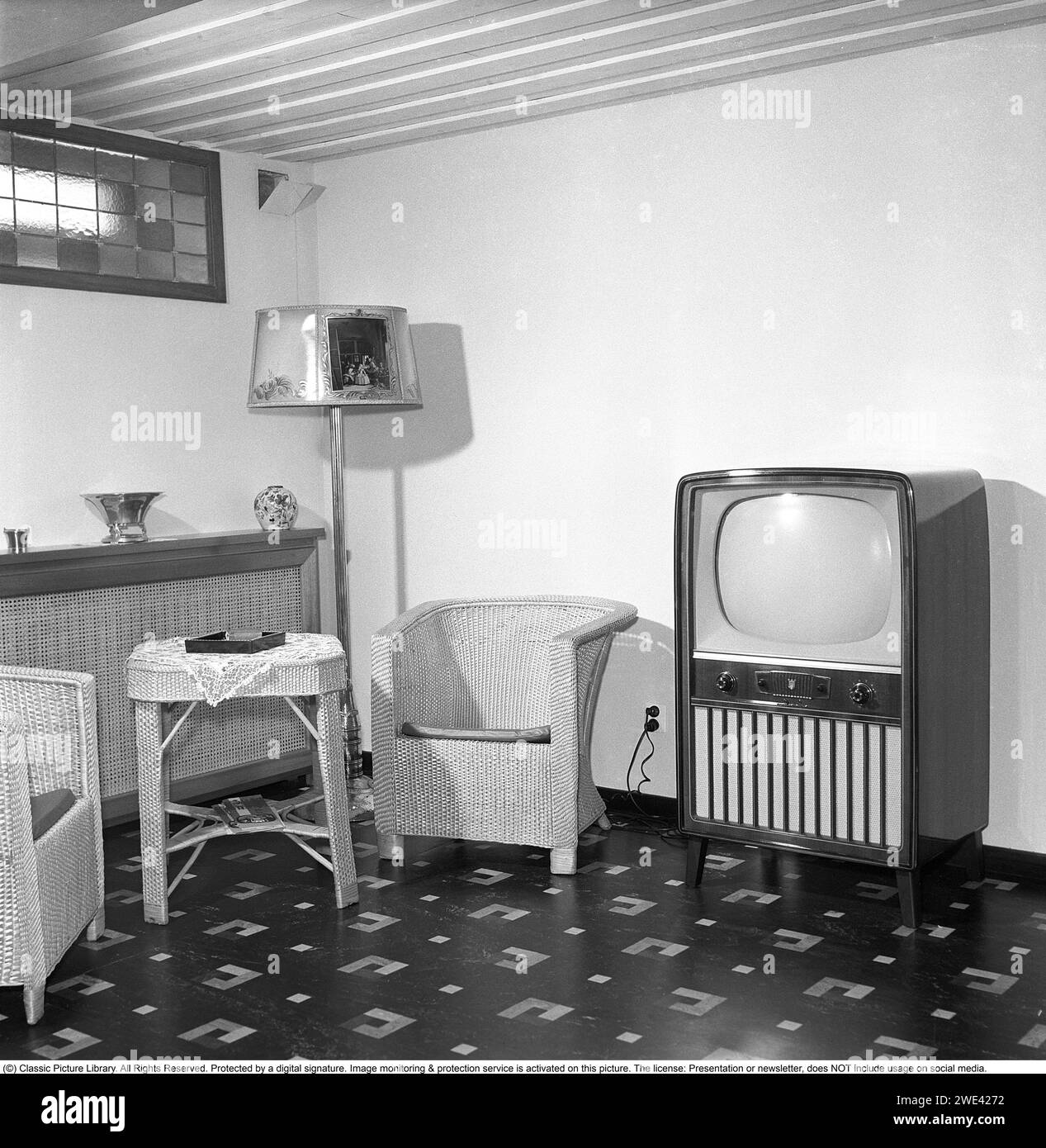 TV negli anni '1950 Un primo set televisivo realizzato da Philips con cabinett in legno dal design d'epoca con la sola possibilità di visualizzare le trasmissioni televisive in bianco e nero. Le manopole sulla parte anteriore controllano le immagini e l'audio. 1956 Svahn rif. SVA1 Foto Stock