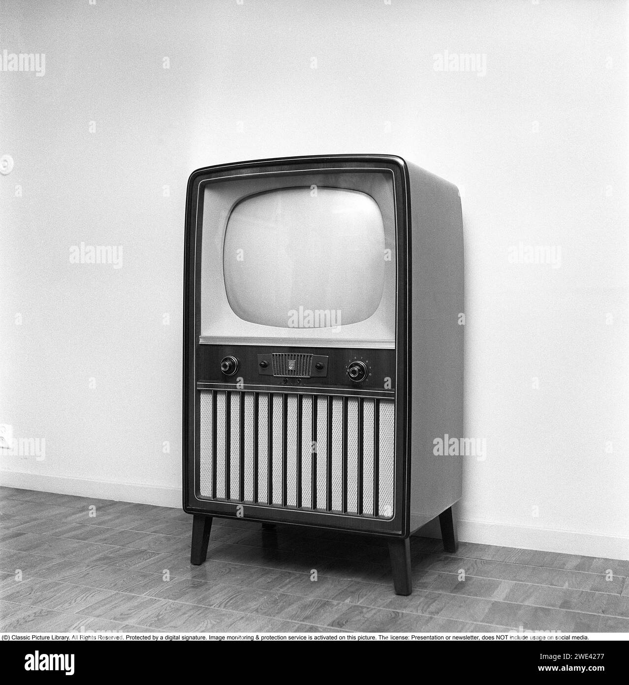 TV negli anni '1950 Un primo set televisivo realizzato da Philips con cabinett in legno dal design d'epoca con la sola possibilità di visualizzare le trasmissioni televisive in bianco e nero. Le manopole sulla parte anteriore controllano le immagini e l'audio. 1956 Svahn rif. SVA2 Foto Stock