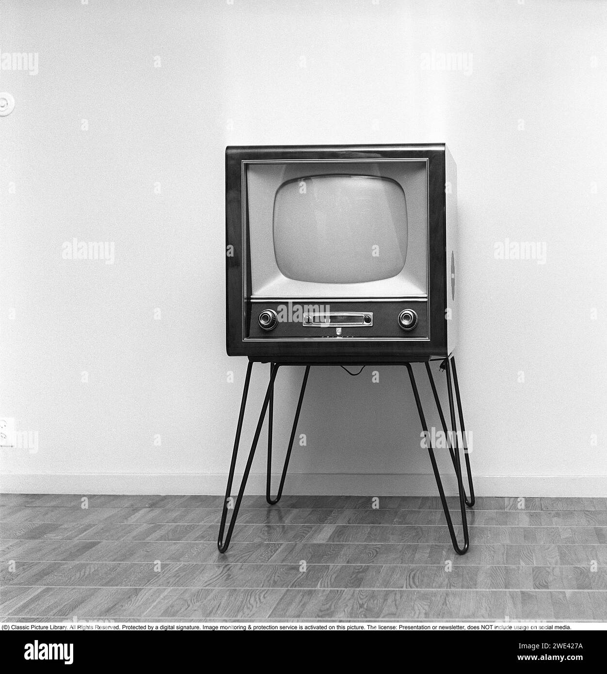 TV negli anni '1950 Un primo set televisivo realizzato da Philips nel design del periodo e su un piedistallo di gambe metalliche con la sola possibilità di visualizzare le trasmissioni televisive in bianco e nero. Le manopole sulla parte anteriore controllano le immagini e l'audio. 1956 Svahn rif. SVA2 Foto Stock