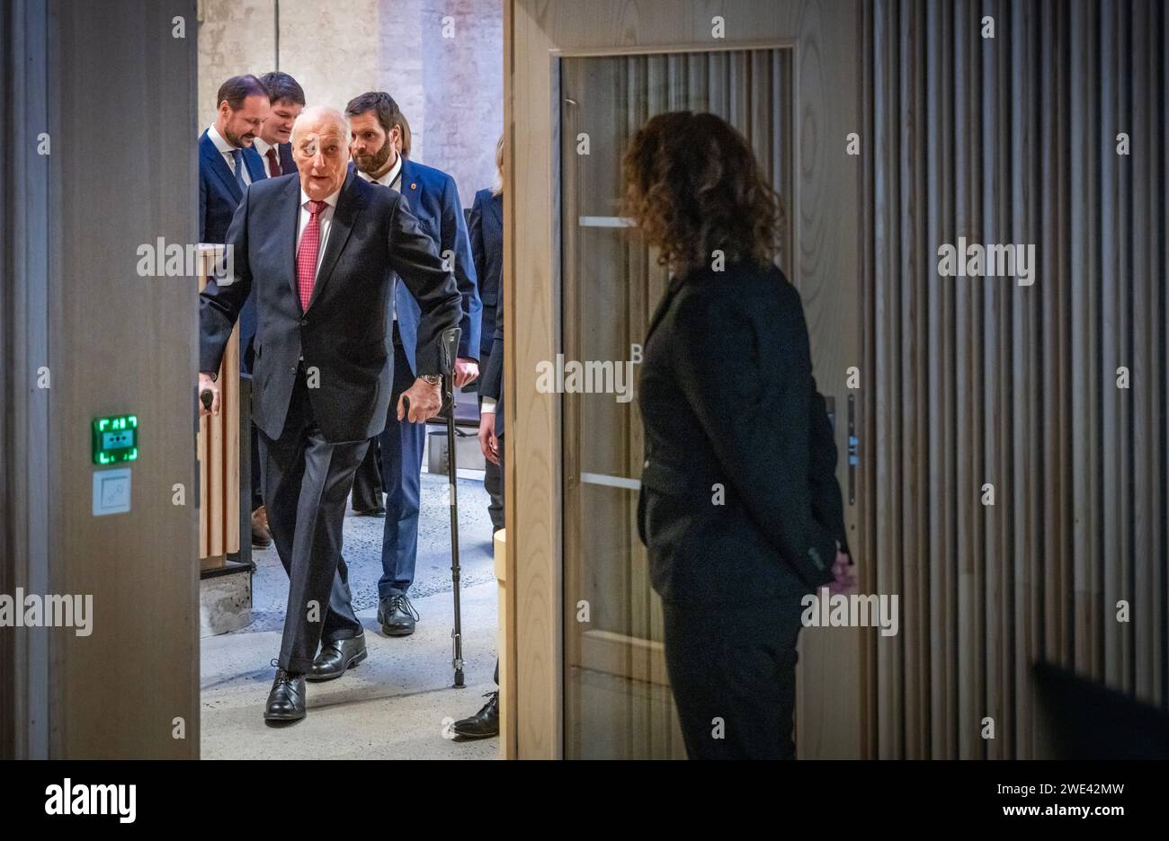 Oslo 20240123. Il re Harald e il principe ereditario Haakon visitano il Faktisk.no a Pressens hus a Oslo il martedì. Faktisk.no AS è un'organizzazione senza scopo di lucro e una redazione indipendente per il controllo dei fatti del dibattito sociale e del discorso pubblico in Norvegia. Foto: OLE Berg-Rusten / NTB Foto Stock