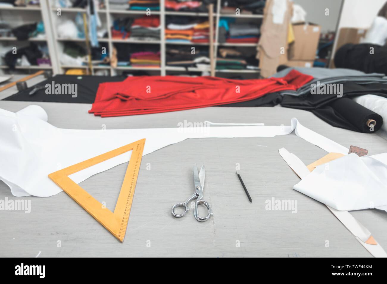 attrezzatura su misura su un tavolo di designer di abbigliamento industriale Foto Stock