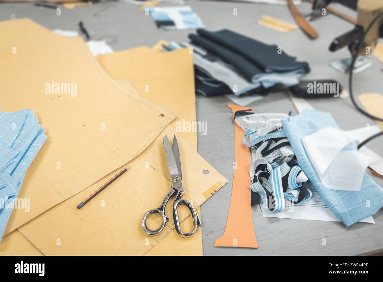 attrezzatura su misura su un tavolo di designer di abbigliamento industriale Foto Stock