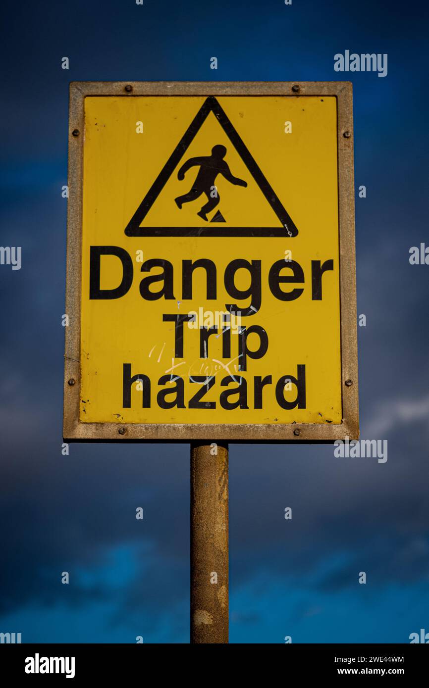 Cartello pericolo di inciampo - segnale di pericolo salute e sicurezza. Foto Stock