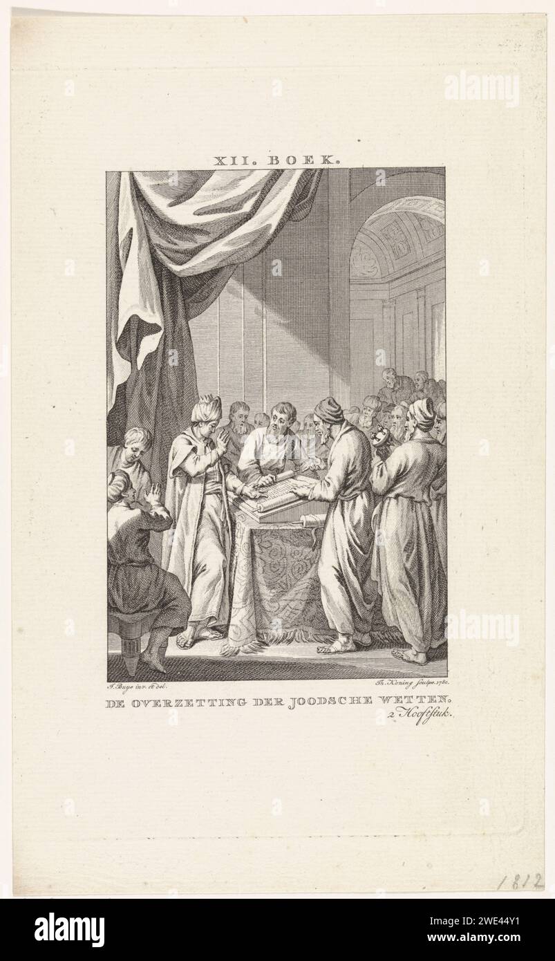 Trasferimento delle leggi ebraiche, Theodoor Koning, dopo Jacobus Buys, stampa del 1780 in un interno classico, vari studiosi sono impegnati a trasferire le leggi ebraiche in greco. Questa stampa è un'illustrazione nel secondo capitolo del settimo libro di "tutte le opere di Flavio Giuseppe". Incisione su carta di Amsterdam Foto Stock