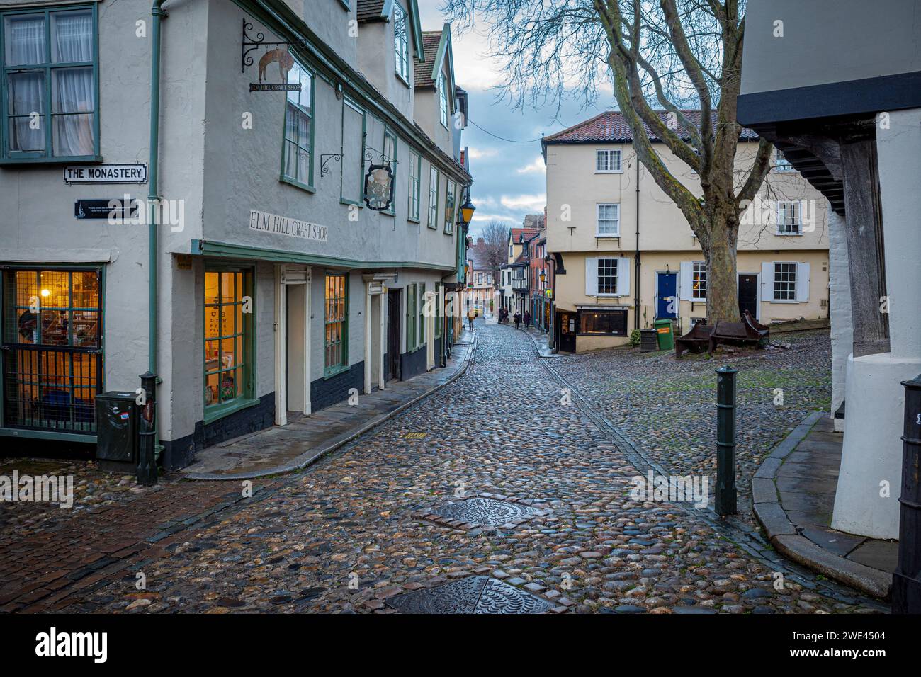 Elm Hill Norwich - uno storico acciottolate lane nel centro di Norwich, Regno Unito. La strada contiene un certo numero di edifici storici risalenti ai tempi di Tudor. Foto Stock