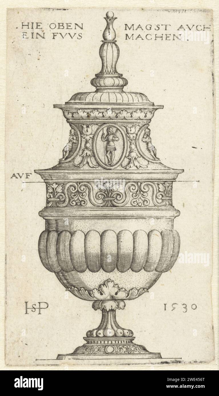 Bokaal con coperchio, decorato con medaglioni ovali, Hans Sebald Beham, stampa 1530 Design per un doppio vaso; in questo caso il coperchio può essere visto come una seconda tazza. C'è una linea di divisione tra il vaso e il coperchio dove si trova il testo AVF e in alto c'è l'iscrizione Hie Oben Magst Auch/ EIN FVVS Machen. Queste istruzioni mostrano che aggiungendo un piede sullo stelo del coperchio, si ottiene la funzione di vaso. Tazza per incisione in carta tedesca, bicchiere, calice Foto Stock