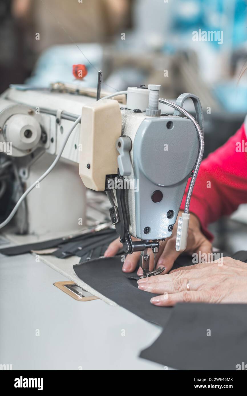 lavoratore dell'industria dell'abbigliamento che lavora su macchine da cucire Foto Stock