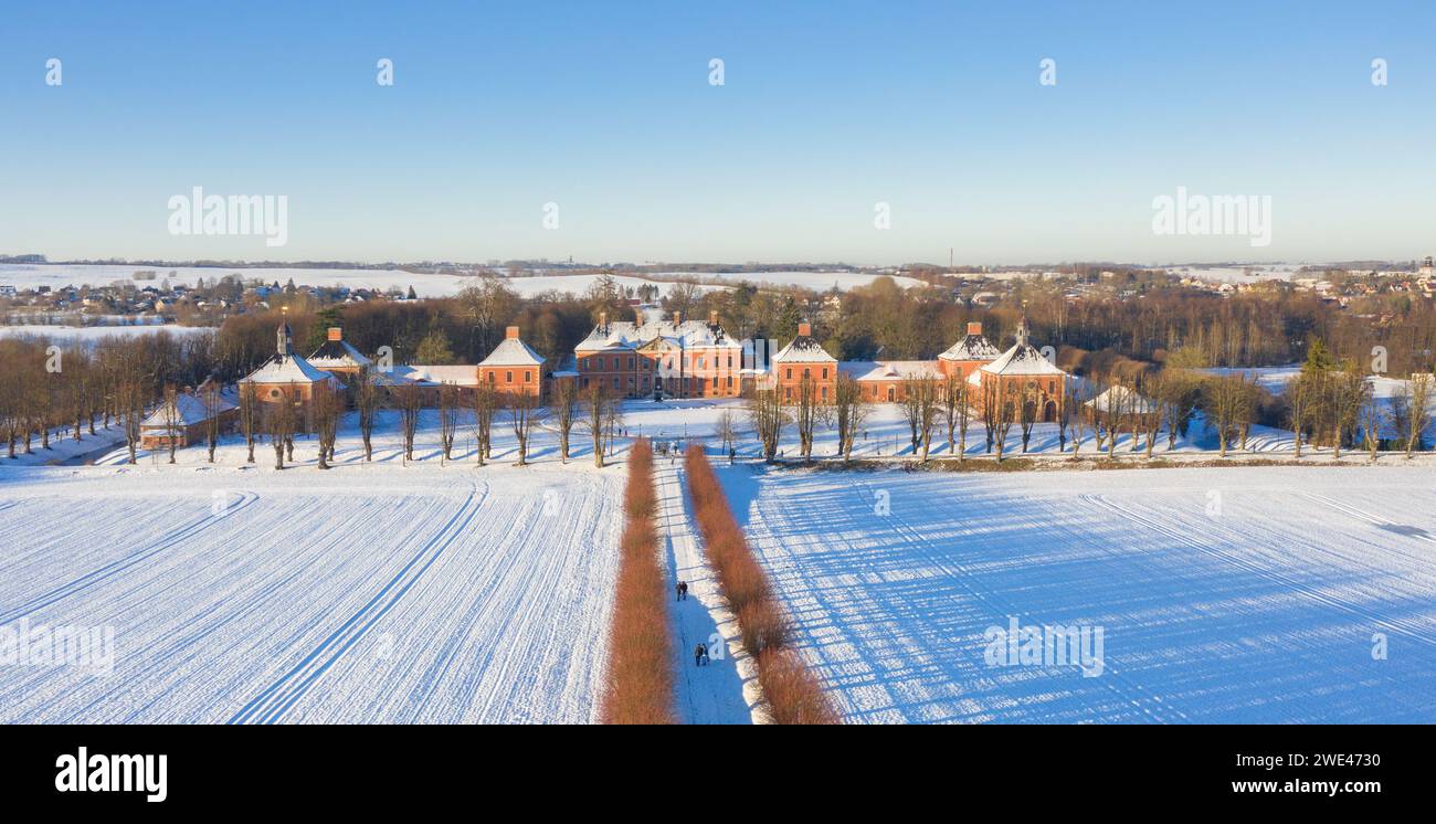 Vista aerea sullo Schloss Bothmer del XVIII secolo, sontuoso maniero barocco vicino alla città di Klütz in inverno, Meclemburgo-Pomerania occidentale, Germania Foto Stock