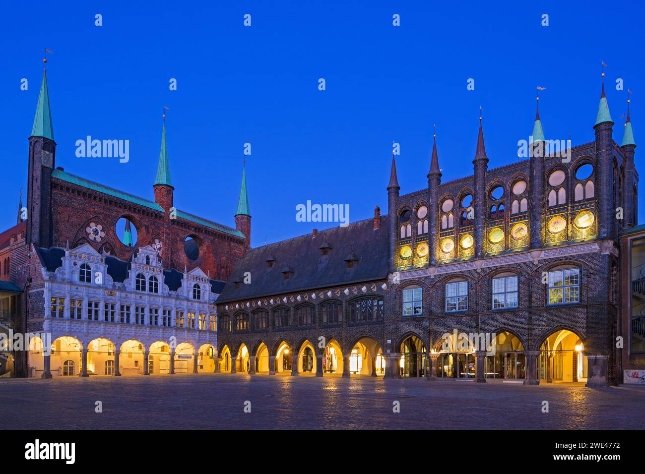 Municipio / municipio in mattoni gotici e mercato illuminato di notte nella città anseatica di Lübeck / Lubecca, Schleswig-Holstein, Germania Foto Stock