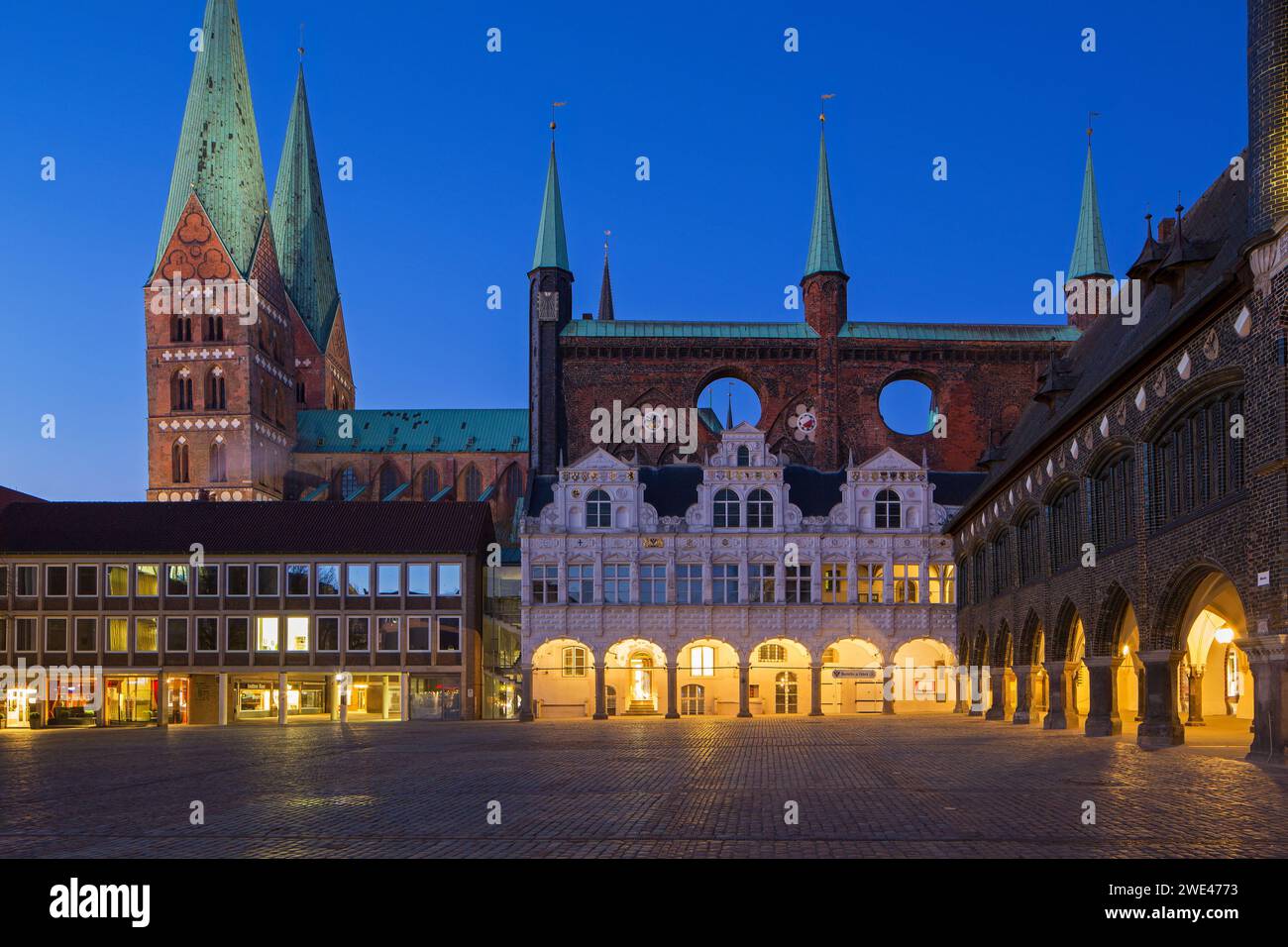 Municipio / municipio in mattoni gotici e mercato illuminato di notte nella città anseatica di Lübeck / Lubecca, Schleswig-Holstein, Germania Foto Stock