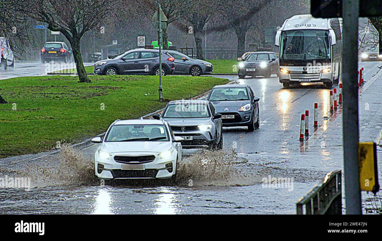 Glasgow, Scozia, Regno Unito. 23 gennaio 2024. Tempo nel Regno Unito: Tempesta Jocelyn inondazione sulla A82 sulla grande strada occidentale nel nord della città la strada per gli altopiani occidentali. Credit Gerard Ferry/Alamy Live News Foto Stock