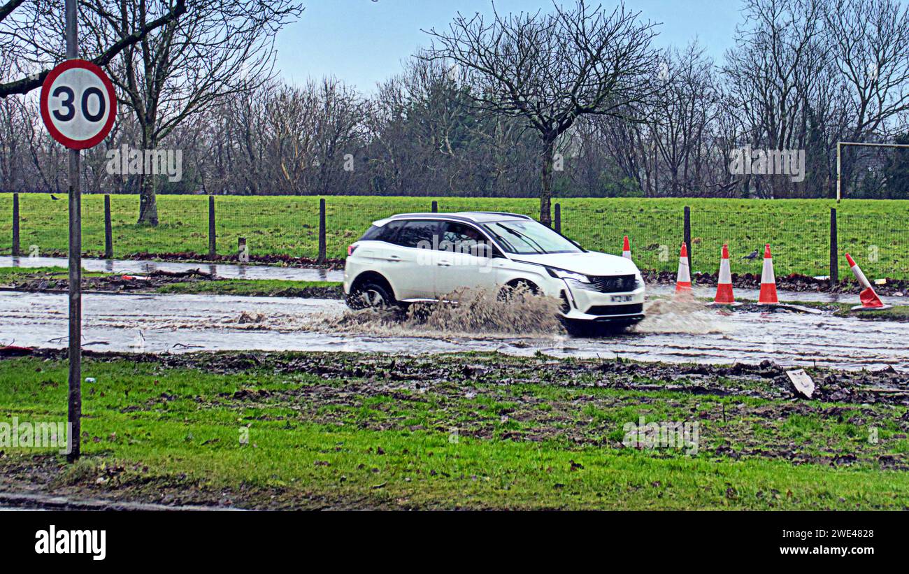 Glasgow, Scozia, Regno Unito. 23 gennaio 2024. Tempo nel Regno Unito: Tempesta Jocelyn inondazione sulla A82 sulla grande strada occidentale nel nord della città la strada per gli altopiani occidentali. Credit Gerard Ferry/Alamy Live News Foto Stock