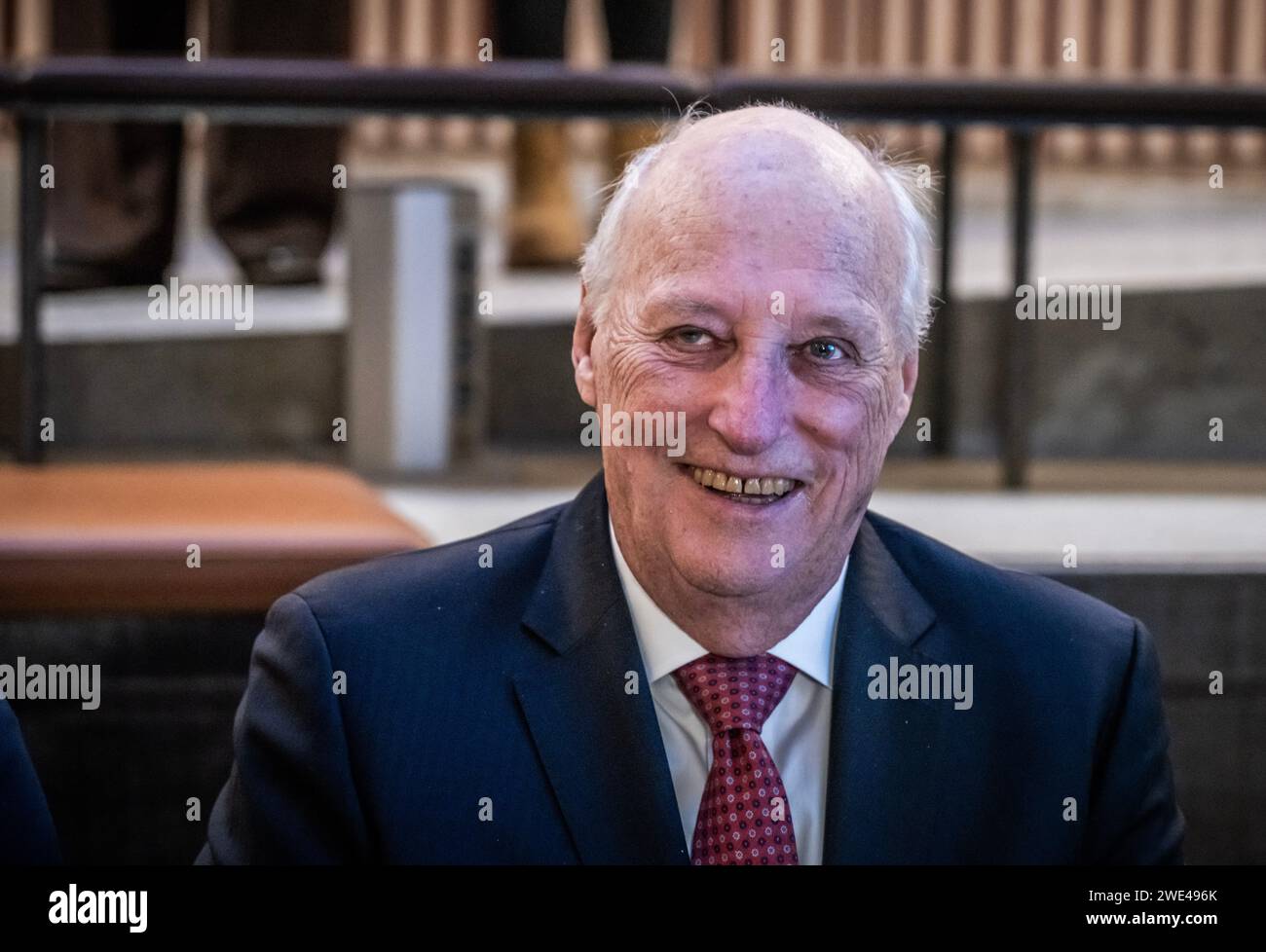 Oslo 20240123. Re Harald incontra la stampa dopo la sua visita al Faktisk.no a Pressens hus a Oslo martedì. Faktisk.no AS è un'organizzazione senza scopo di lucro e una redazione indipendente per il controllo dei fatti del dibattito sociale e del discorso pubblico in Norvegia. Foto: OLE Berg-Rusten / NTB Foto Stock