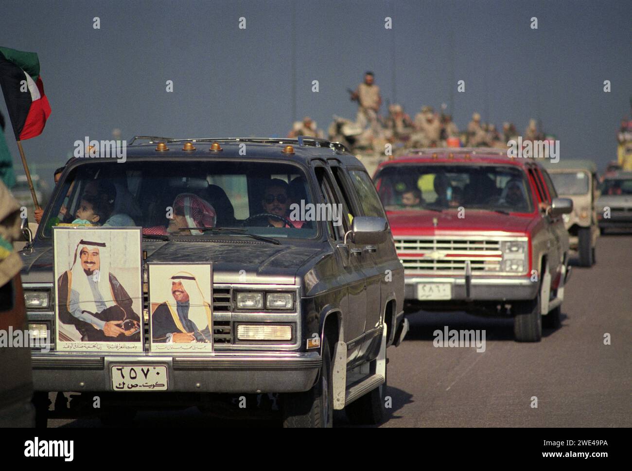 Prima guerra del Golfo: 1 marzo 1991 il Kuwaitis festeggia per le strade di Kuwait City dopo la loro liberazione da parte delle forze della coalizione. Foto Stock