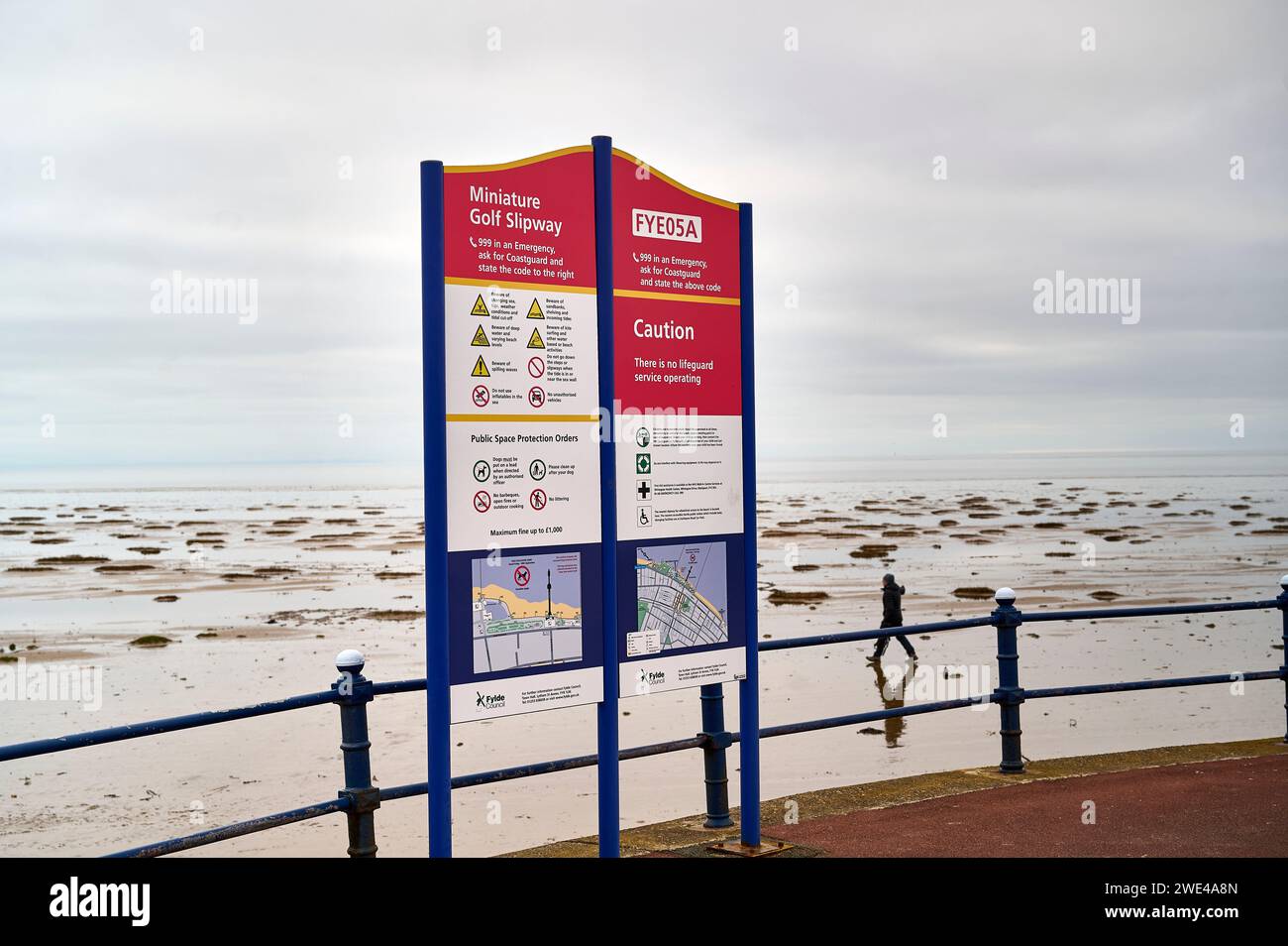 Cartello informativo pubblico sulla passeggiata a St Annes, Regno Unito Foto Stock