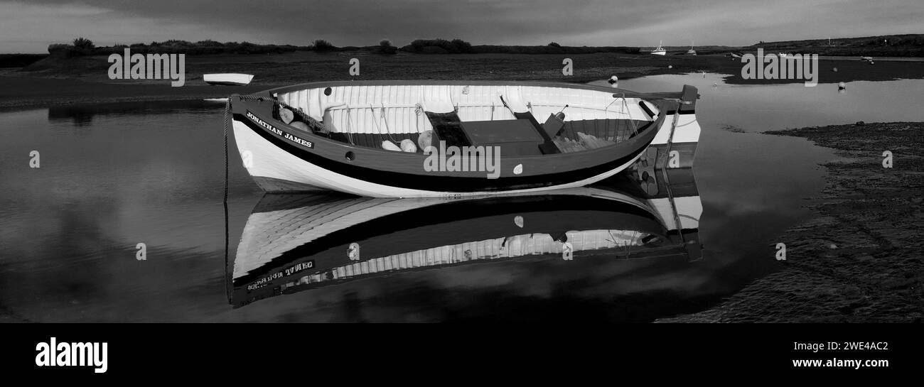 Barca da pesca nell'estuario del villaggio Burnham Overy Staithe, costa nord del Norfolk, Inghilterra, Regno Unito Foto Stock