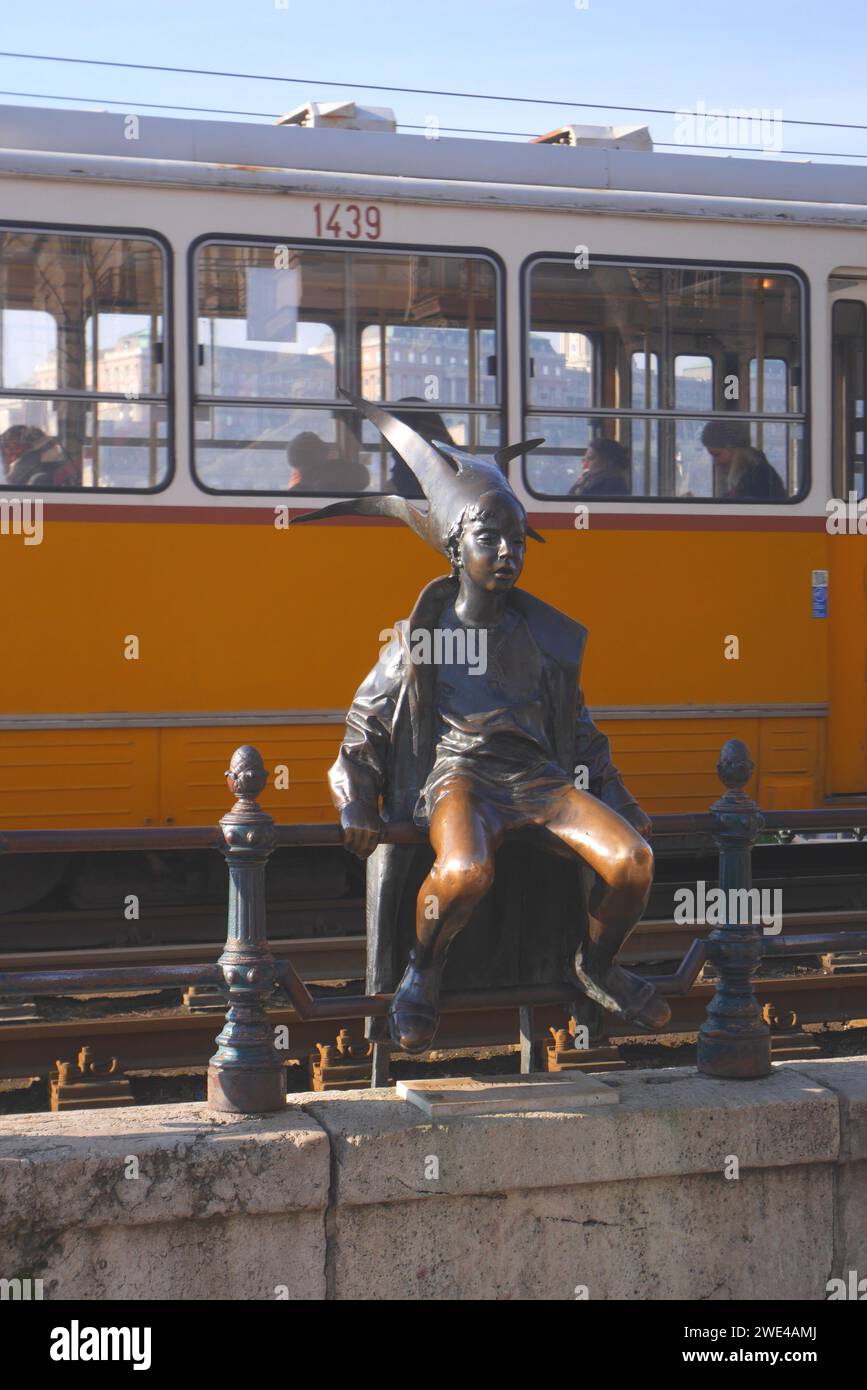 Statua della piccola principessa, scultura di Laszlo Marton, di fronte a Vigado, tram numero 2 dietro, passeggiata sul Danubio, Budapest, Ungheria Foto Stock