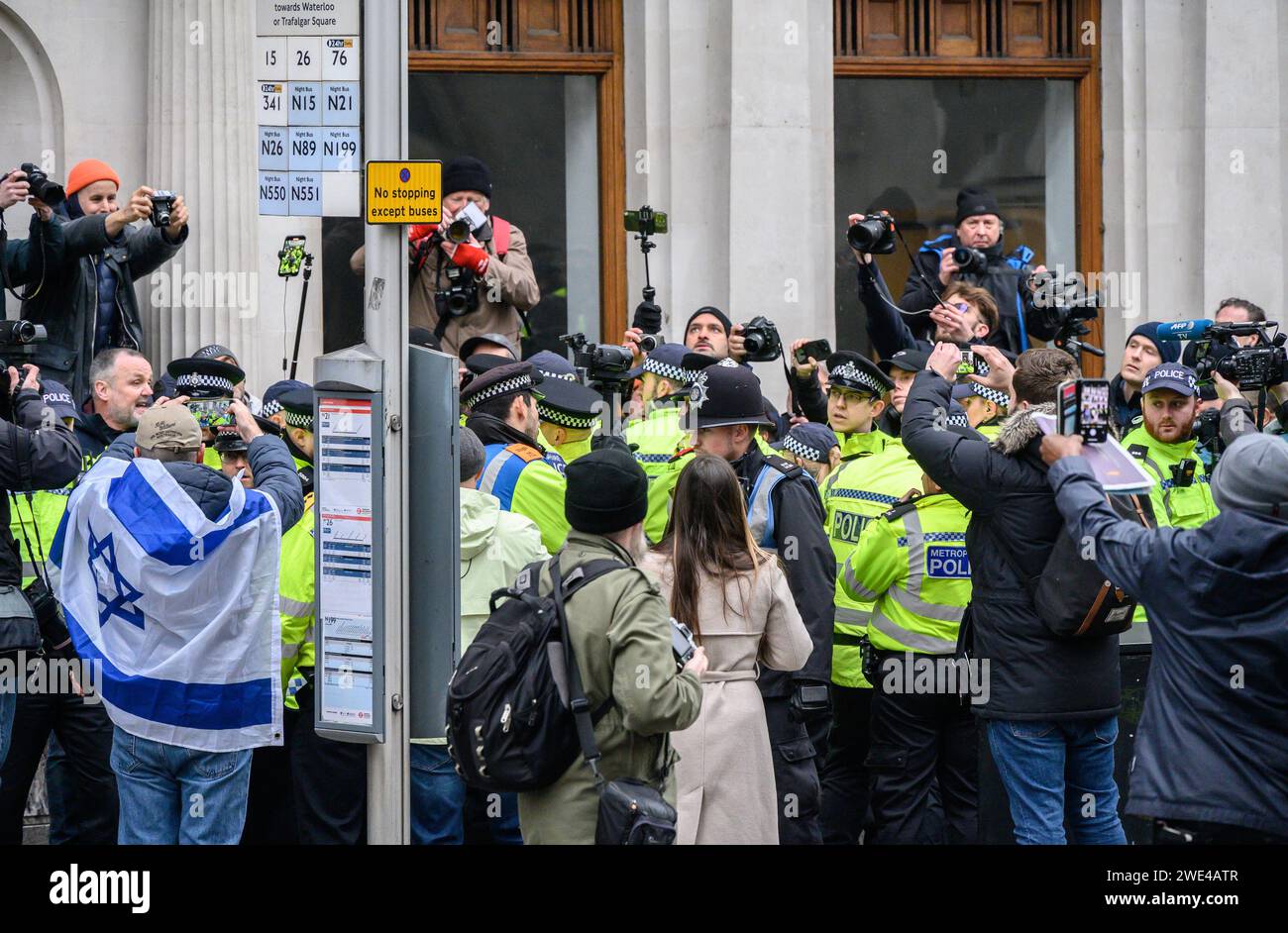 Londra, Regno Unito. Gli agenti della polizia metropolitana sono stati filmati e fotografati mentre fanno un arresto durante la marcia contro l'antisemitismo, Londra, 26th nove Foto Stock