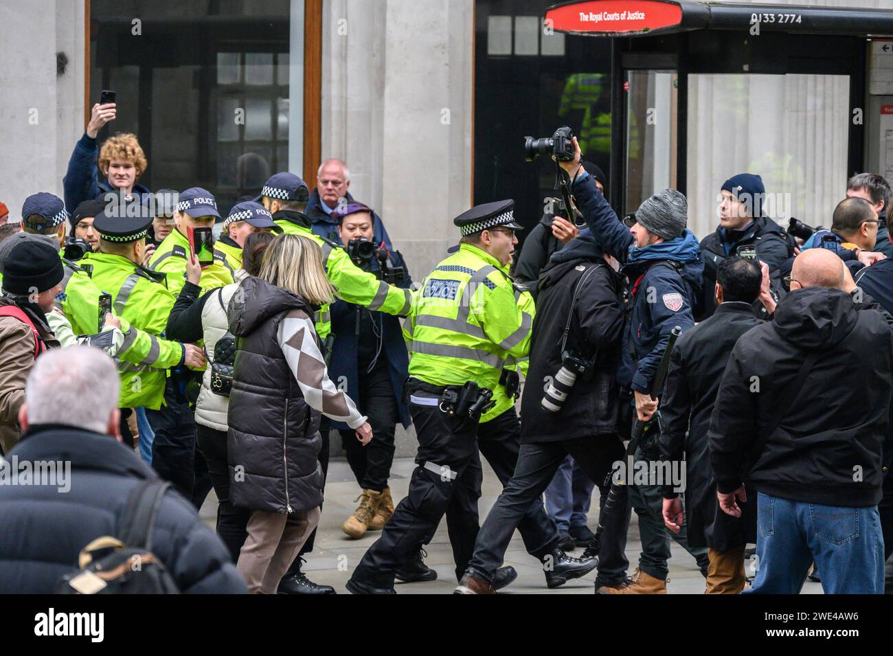 Londra, Regno Unito. Agenti della polizia metropolitana che effettuano un arresto durante la marcia contro l'antisemitismo, Londra, 26 novembre 2023 Foto Stock