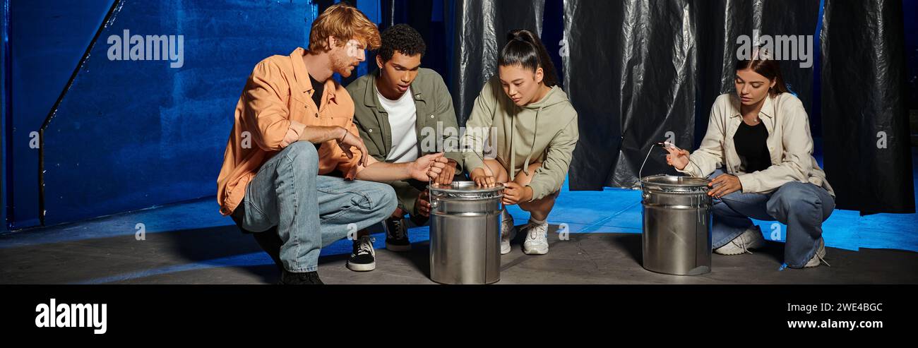 Intensa sfida di un gruppo multiculturale di amici in abbigliamento casual, striscione Foto Stock