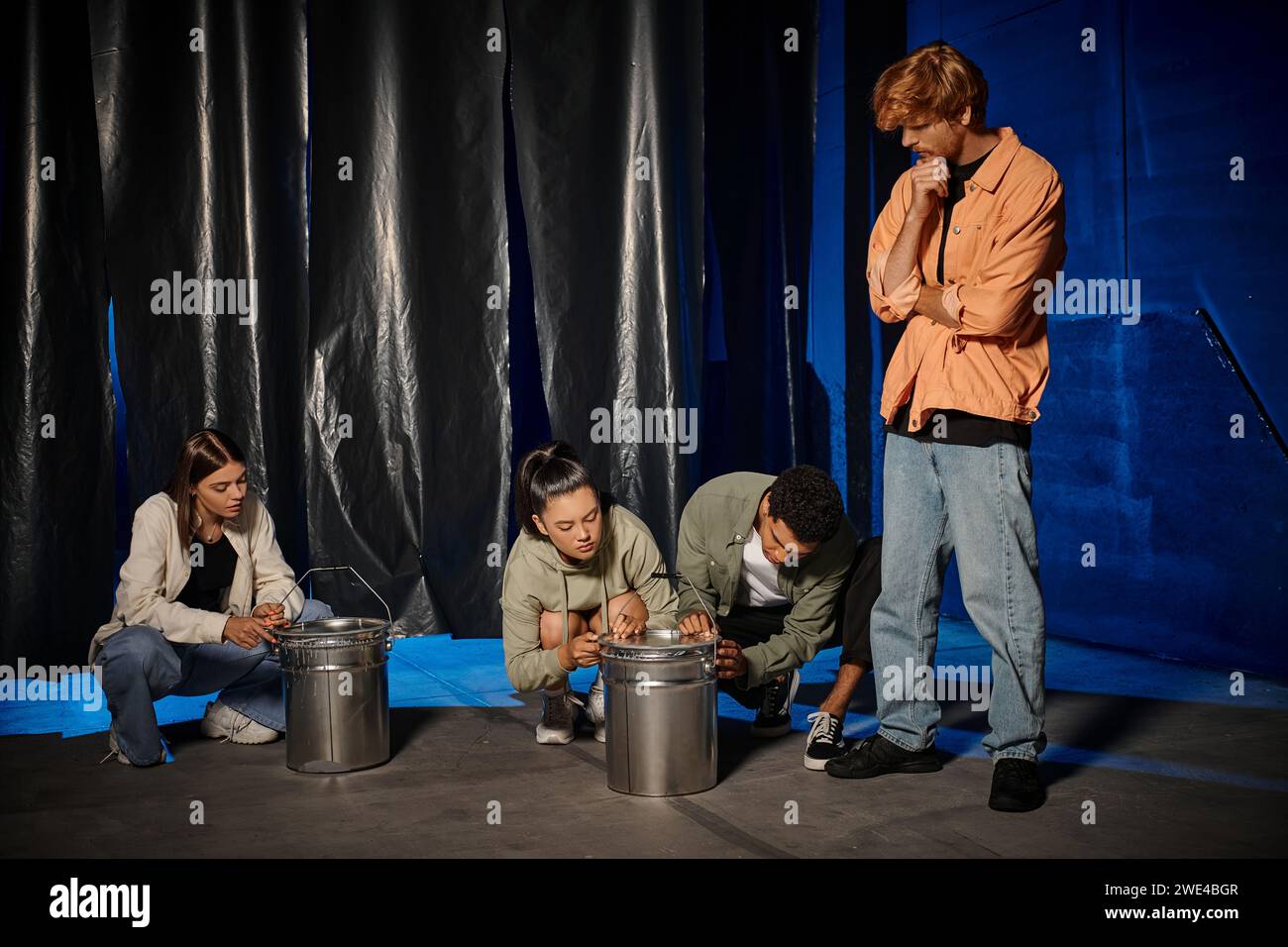 Intensa sfida di gruppo multiculturale di amici in abbigliamento informale, diversità Foto Stock