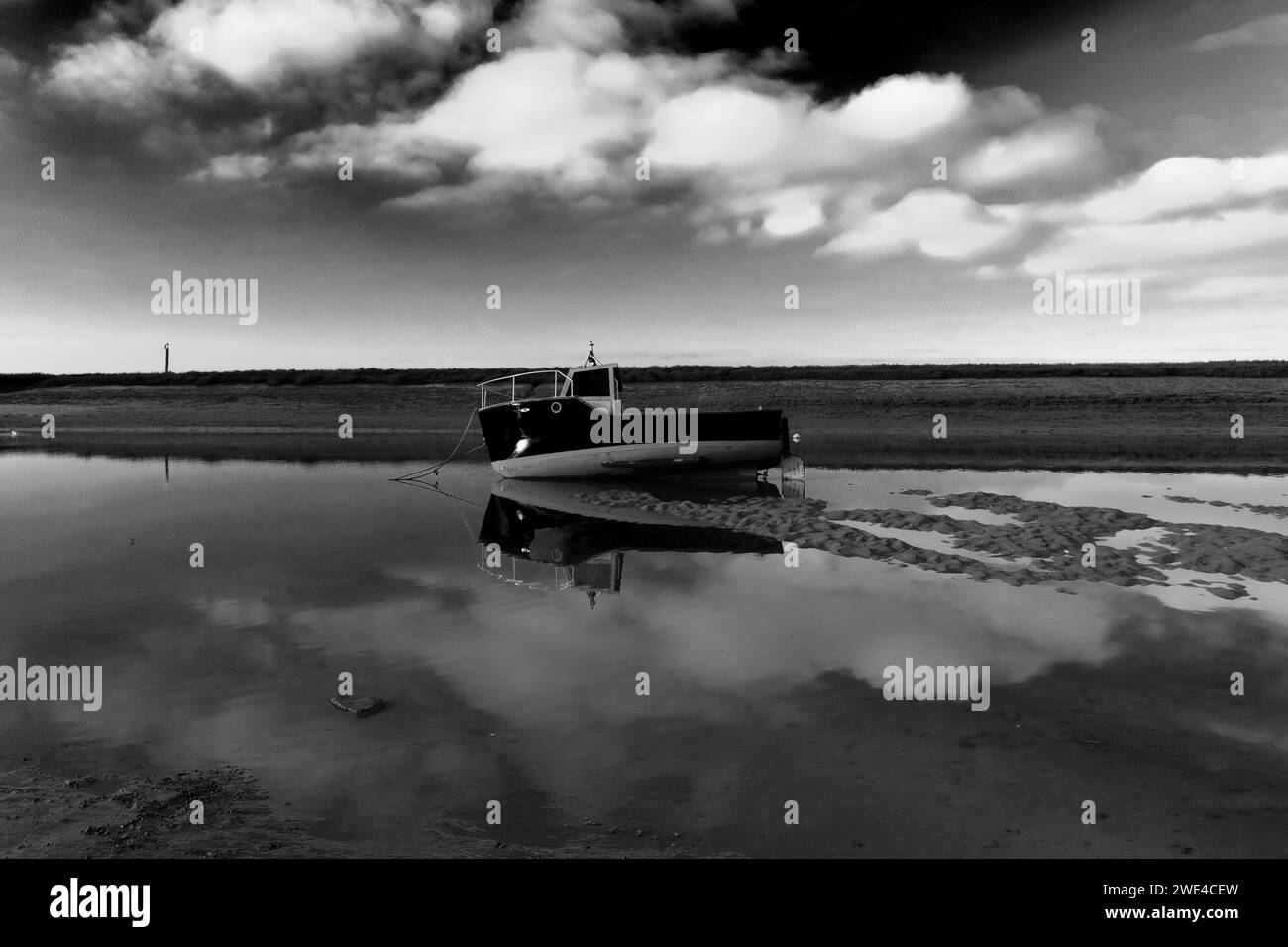 Barca da pesca nell'estuario del villaggio Burnham Overy Staithe, costa nord del Norfolk, Inghilterra, Regno Unito Foto Stock