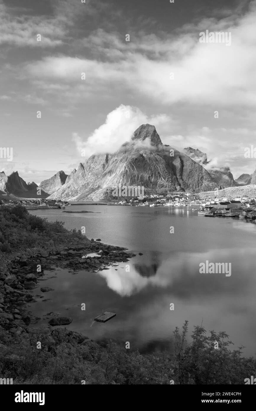 Immagine in bianco e nero del villaggio di pescatori di Reine, Moskenesoya, Isole Lofoten, Norvegia Foto Stock