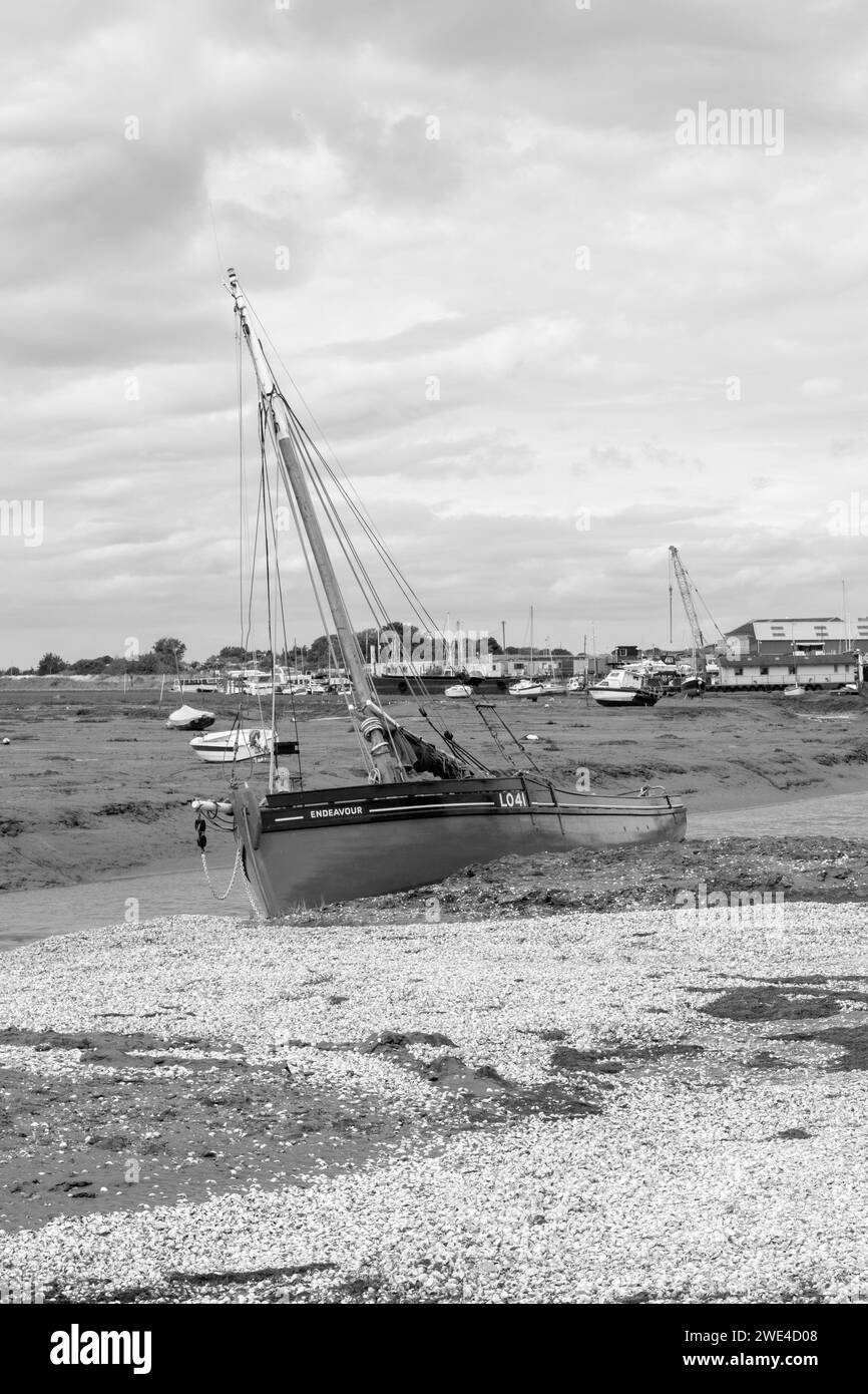 Immagine in bianco e nero dell'Endeavour Cockle Boat a Old Leigh, Leigh-on-Sea, Essex, Inghilterra, Regno Unito. Foto Stock