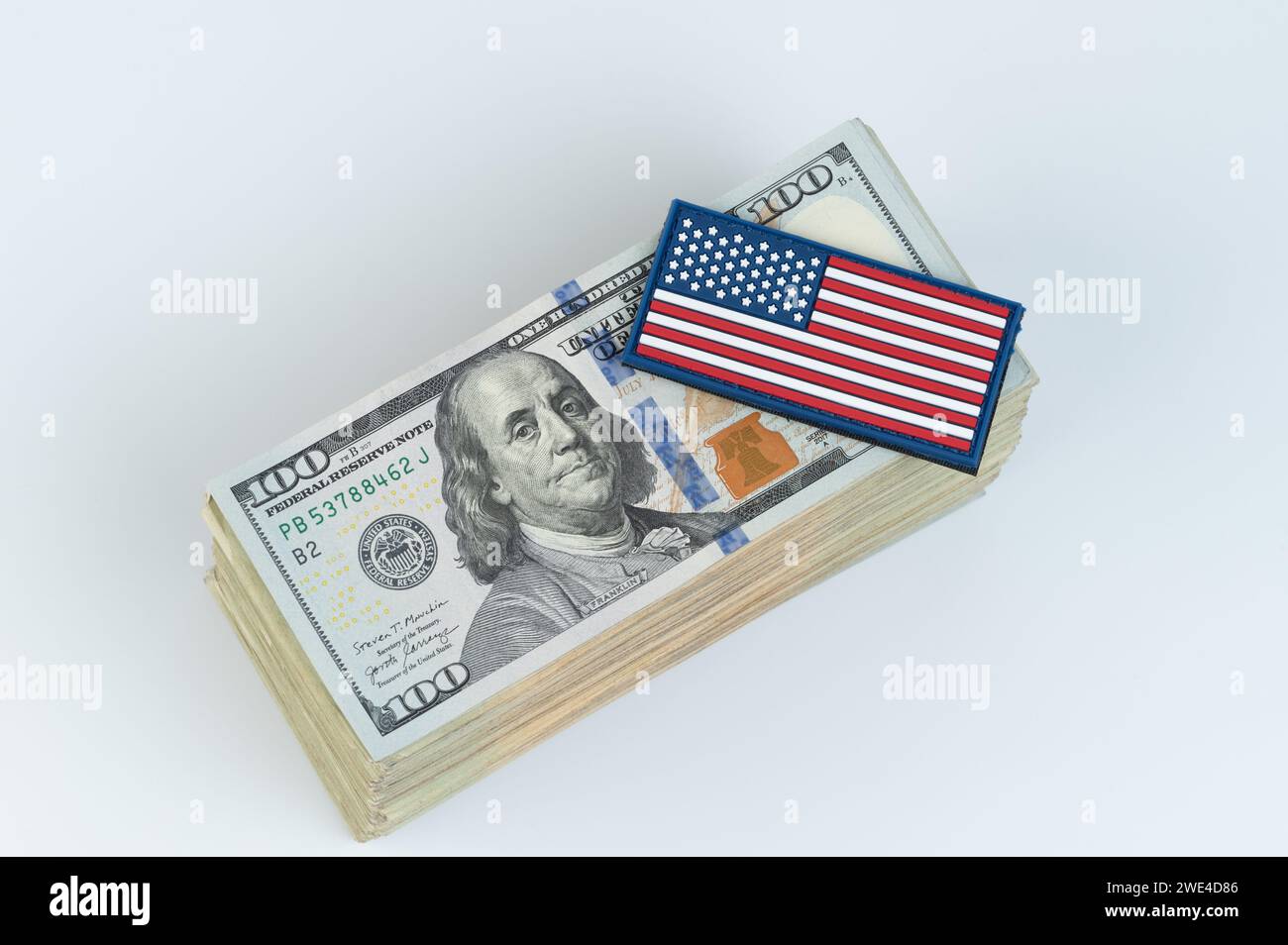 Banconota da 100 dollari con adesivo bandiera americana in cima Foto Stock