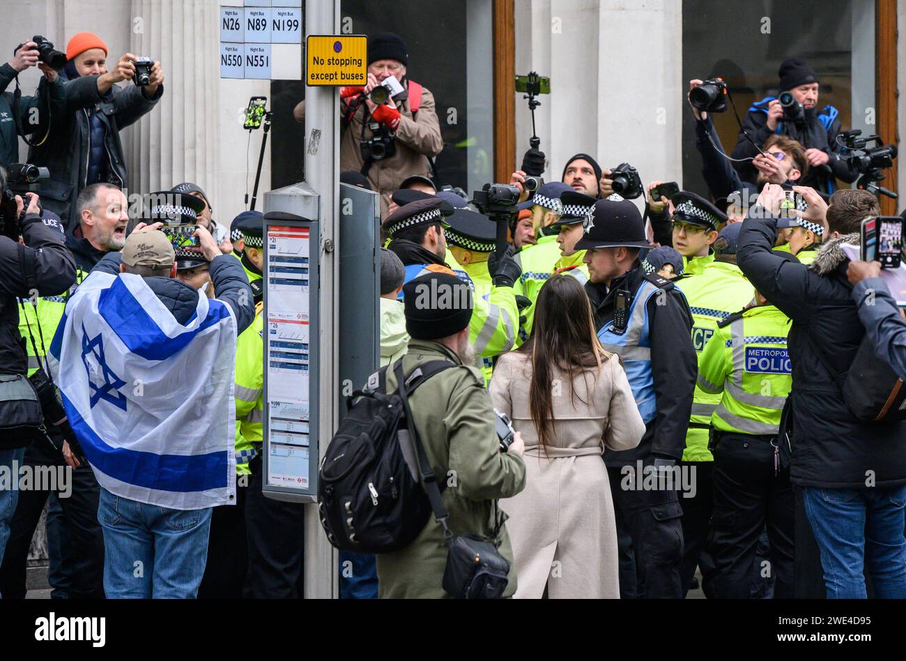 Londra, Regno Unito. Agenti della polizia metropolitana che effettuano un arresto durante la marcia contro l'antisemitismo, Londra, 26 novembre 2023 Foto Stock