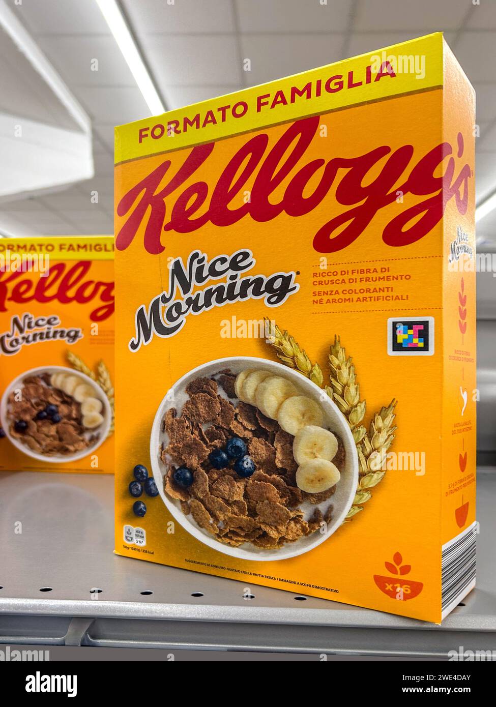 Italia - 17 gennaio 2024: Scatola di crusca di grano Kelloggs Nice Morning Flakes esposta in vendita in un supermercato italiano Foto Stock
