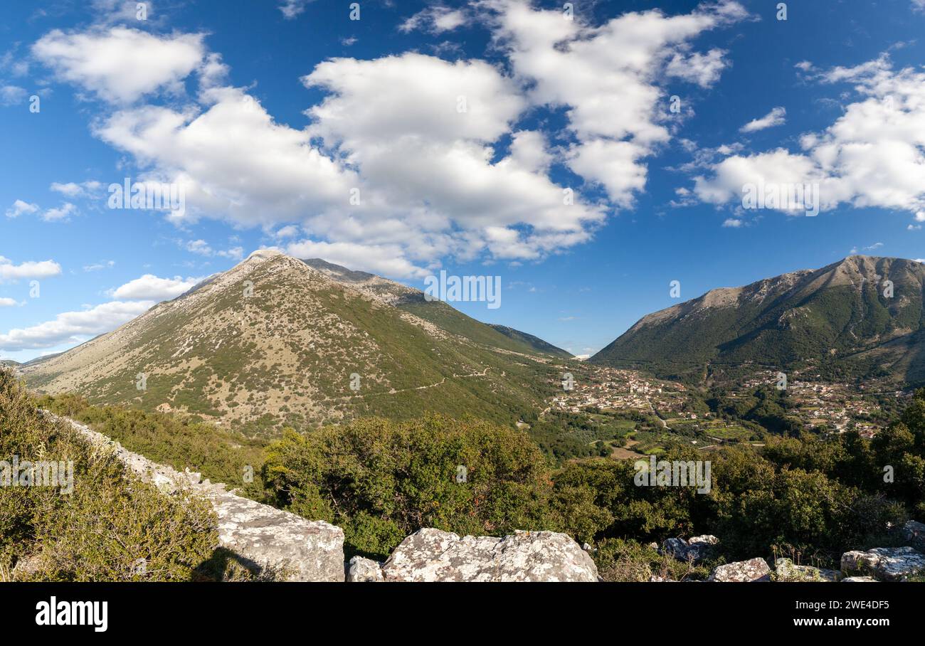 Splendida vista panoramica dall'antica città di Orraon, che si affaccia su parte delle montagne Tzoumerka e sul villaggio di Ammotopos. Foto Stock