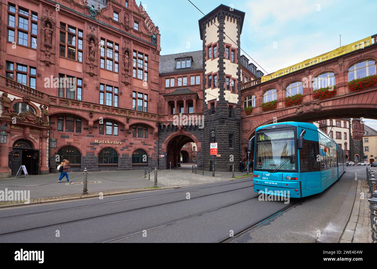 Tram luminoso nel centro di Francoforte, Germania Foto Stock